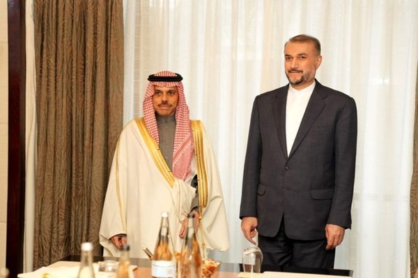 خوش و بش وزرای خارجه ایران و عربستان در حاشیه اجلاس بریکس/ از پیشرفت‌های رابطه دوجانبه خرسندیم