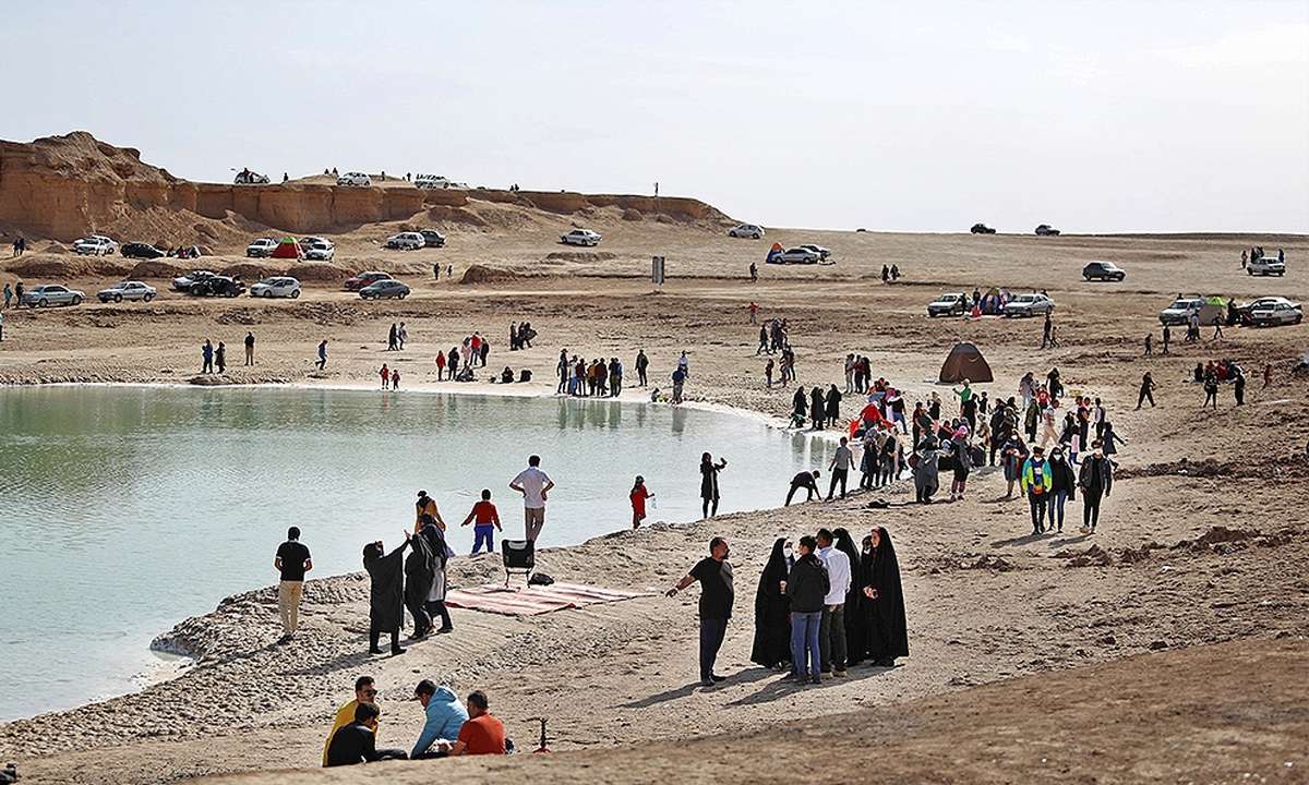 پرسه‌ی کرونا در ساحل دریاچه شهداد/عکس: محمدحسین قنبری